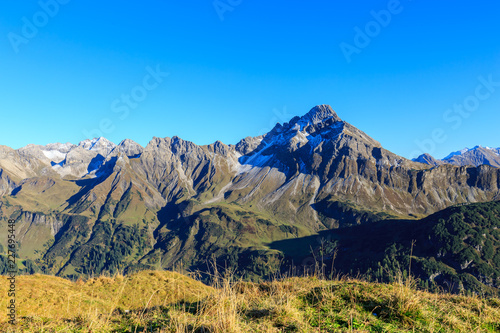 Herbstblick auf den Gipfel Hohes Licht von der Mindelheimer Hütte photo