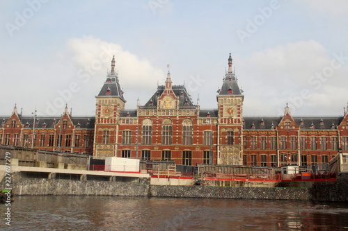 blick auf ein historisches gebäude in amsterdam niederlande fotografiert während einer sightseeing tour in amsterdam niederlande