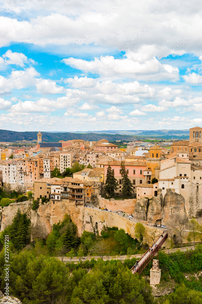 Foto de paisaje de la ciudad de Cuenca en la que se pueden ver las Casas Colgadas de Cuenca.