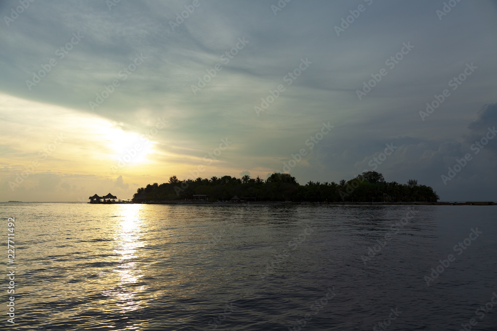 夕焼け, 海, 太陽, 空, 水, 日の出, 浜, 帆船, 地平線, 自然, オレンジ, 雲, 風景, 今夜, 夜明け, 旅行, ボート, 光, クルーズ, モルジブ, モルディブ, リラックス, カップル, 家族, ツアー, 海外, 地中海, インド洋, ハワイ, 沖縄, 海南島, リゾート, 水上, ヴィラ, 高級, ホテル, 民泊, 旅館, 老舗, 料理, 和食, 洋食, フランス, イタリ