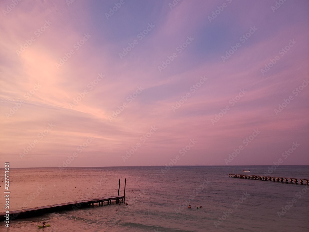 Fototapeta premium PINK SKY AT SUNSET IN THE CARIBBEAN SEA.