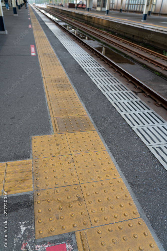 日本の駅のホームの点字ブロック Stock 写真 Adobe Stock 日本の駅のホームの点字ブロック Stock 写真 Adobe Stock