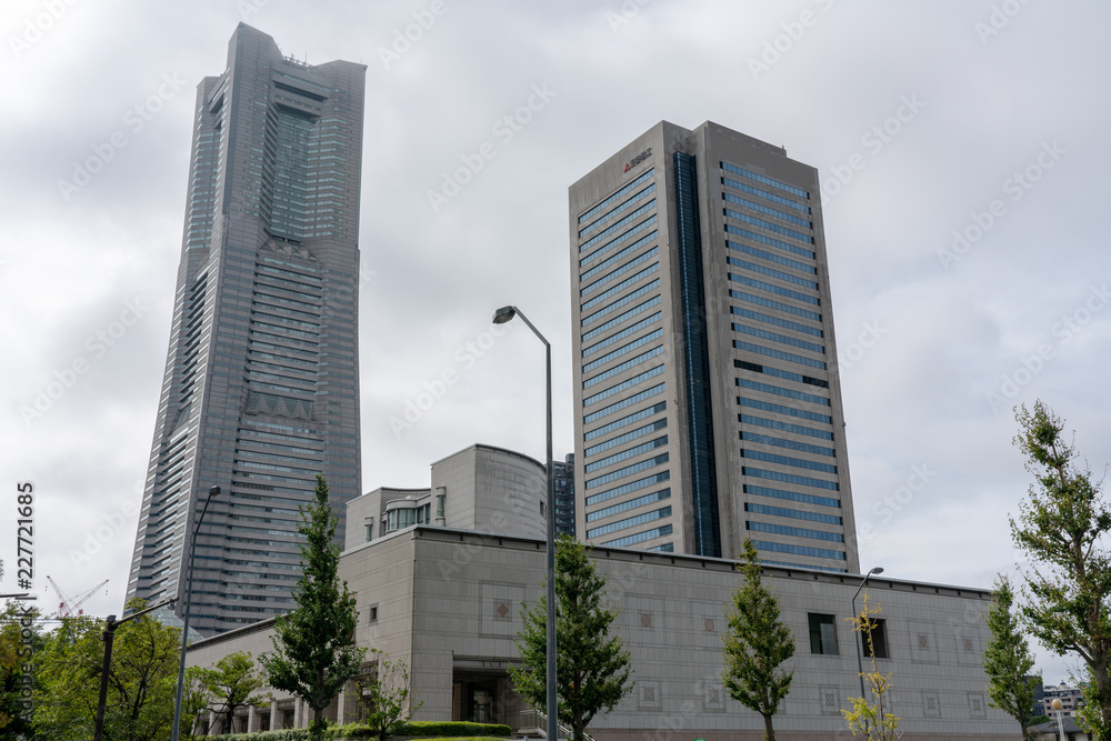 横浜美術館と横浜ランドマークタワー