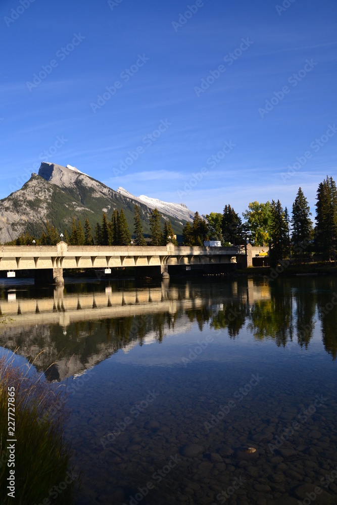 Obraz premium Mount Rundle Reflected in the Bow River