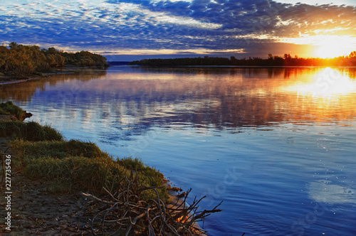 Obraz na płótnie Bright sunrise on the banks of the autumn river w salonie