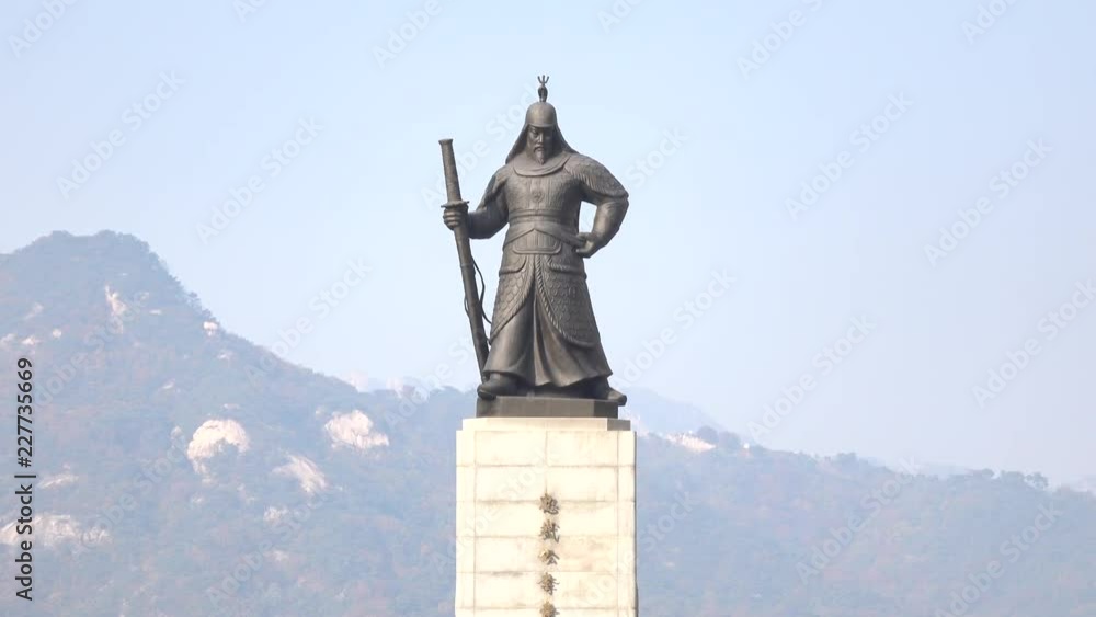Statues of Admiral Yi Sunsin, a Korean naval hero at Gwanghwamun Plaza in Seoul City vídeo de