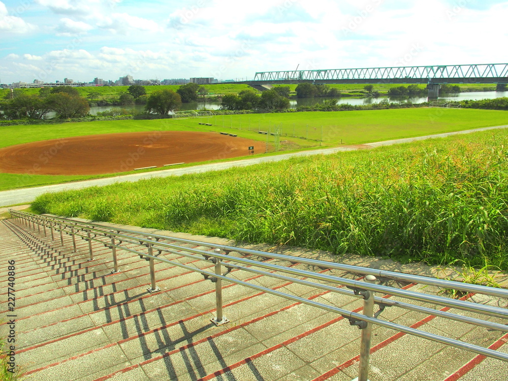 Obraz premium 石段のある土手と江戸川河川敷風景