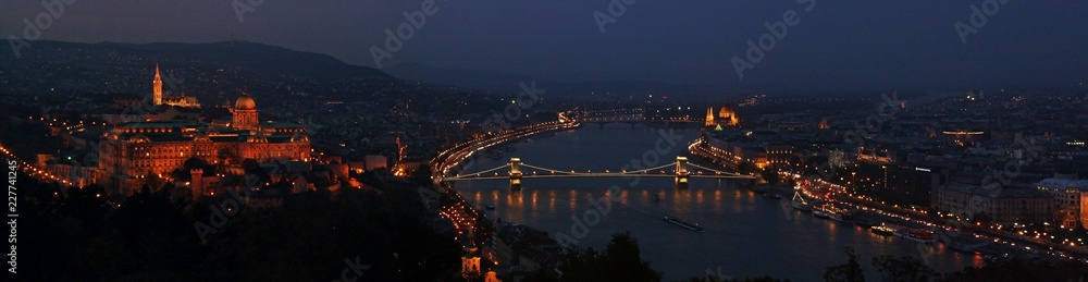Panorámica del atardecer en Budapest con el río Danubio como tema central.