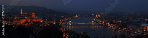 Panorámica del atardecer en Budapest con el río Danubio como tema central.