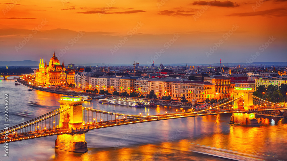 Obraz premium Scena nocy miasta Budapeszt. Widok na Most Łańcuchowy, Dunaj i słynny budynek Parlamentu