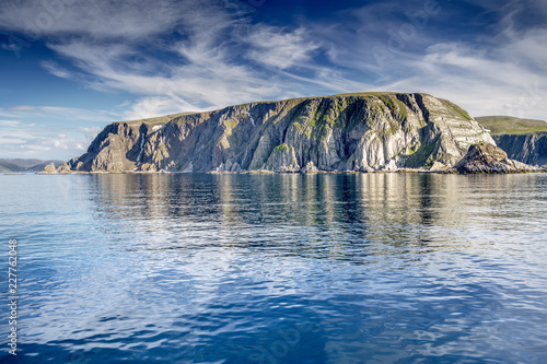 Landschaft mit Meer und Inseln auf dem Seeweg von Honningsvåg nach Kjøllefjord