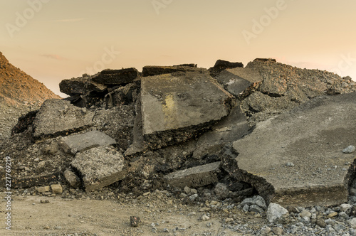 Baustelle Straßenbau gebrochener Asphalt Straßendecke Bitumenschicht Hydraulikmeißel, Construction site Road construction Cracked asphalt Road surface Bitumen layer Hydraulic chisel photo