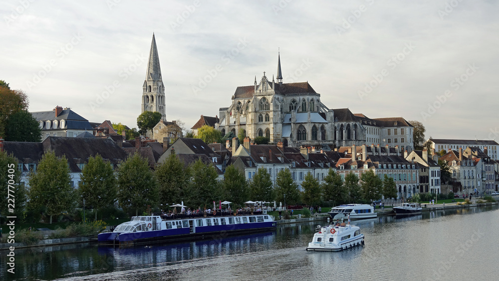 L'abbaye Saint-Germain et les quais de l'Yonne au soleil couchant d'octobre