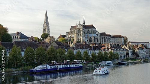 L'abbaye Saint-Germain et les quais de l'Yonne au soleil couchant d'octobre