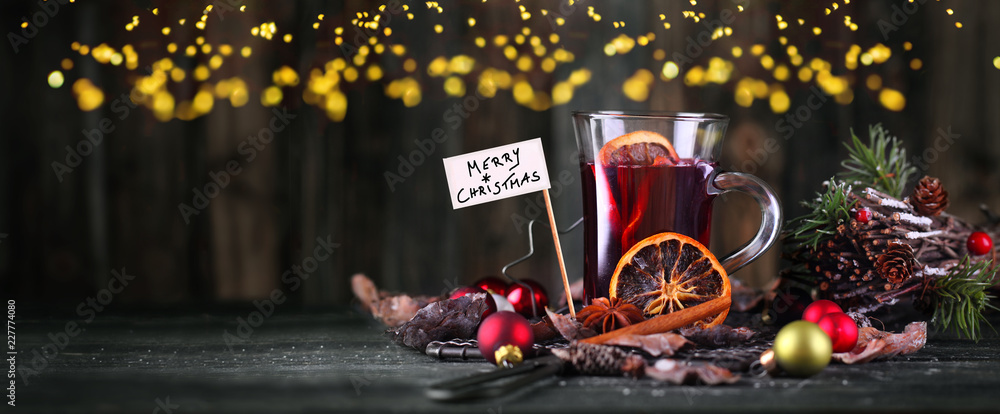 weihnachtlicher Glühwein Stock-Foto | Adobe Stock