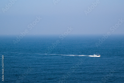 대양에 떠가는 배 © 천성 박