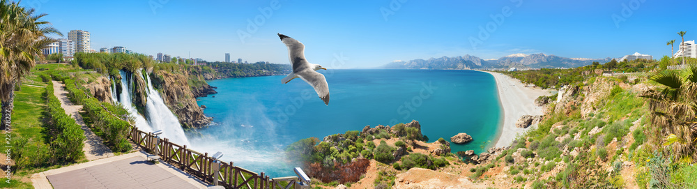 Fototapeta premium Wodospad Lower Duden i plaża Konyaalti w popularnym kurorcie Antalya, Turcja