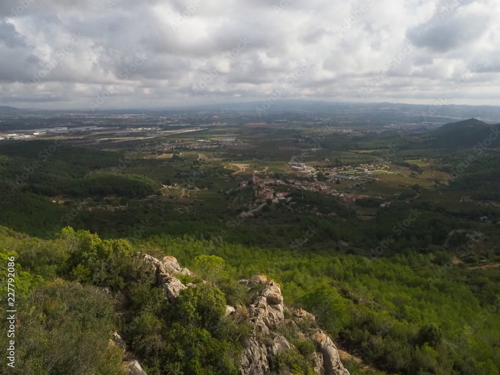 Fototapeta premium Vista de Albiñana desde el pico de Sant Antonio de Pádua.