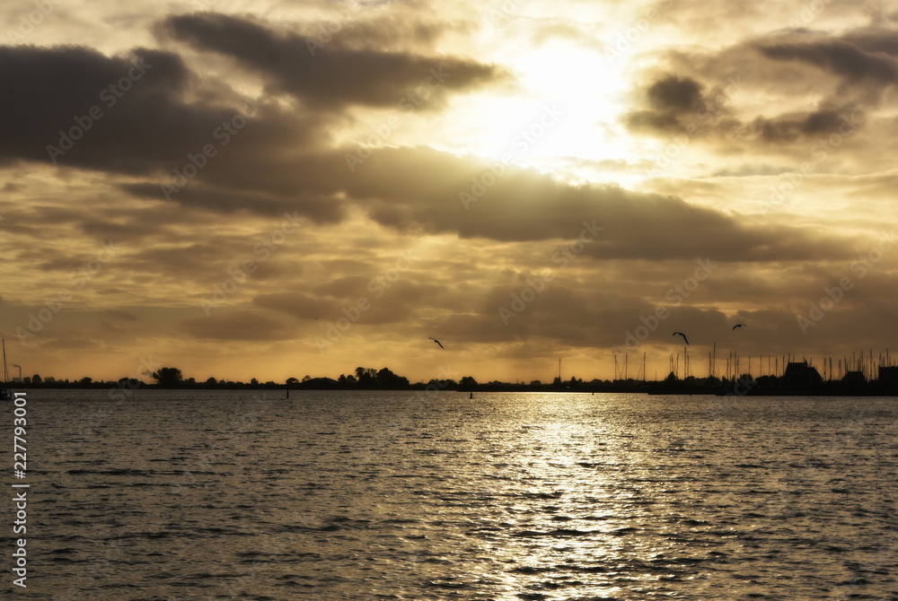 Fototapeta premium coucher de soleil sous les nuages