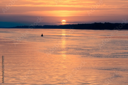 закат на реке © Николай Панфиленко