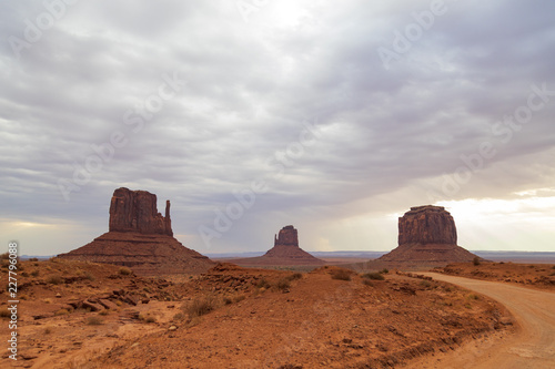 Monument Valley con un triste cielo nuvoloso e plumbeo