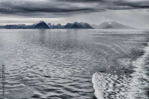 Meereslandschaft mit Inseln und Bergen, zwischen Hammerfest und Øksfjord photo