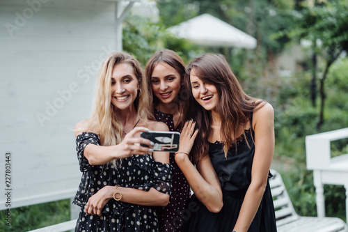 Three girls discuss photo © teksomolika