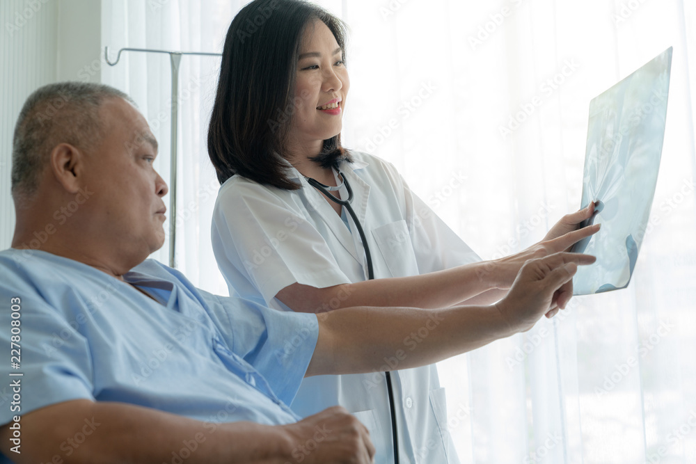 Obraz premium Doctor explaining x ray test results to patients