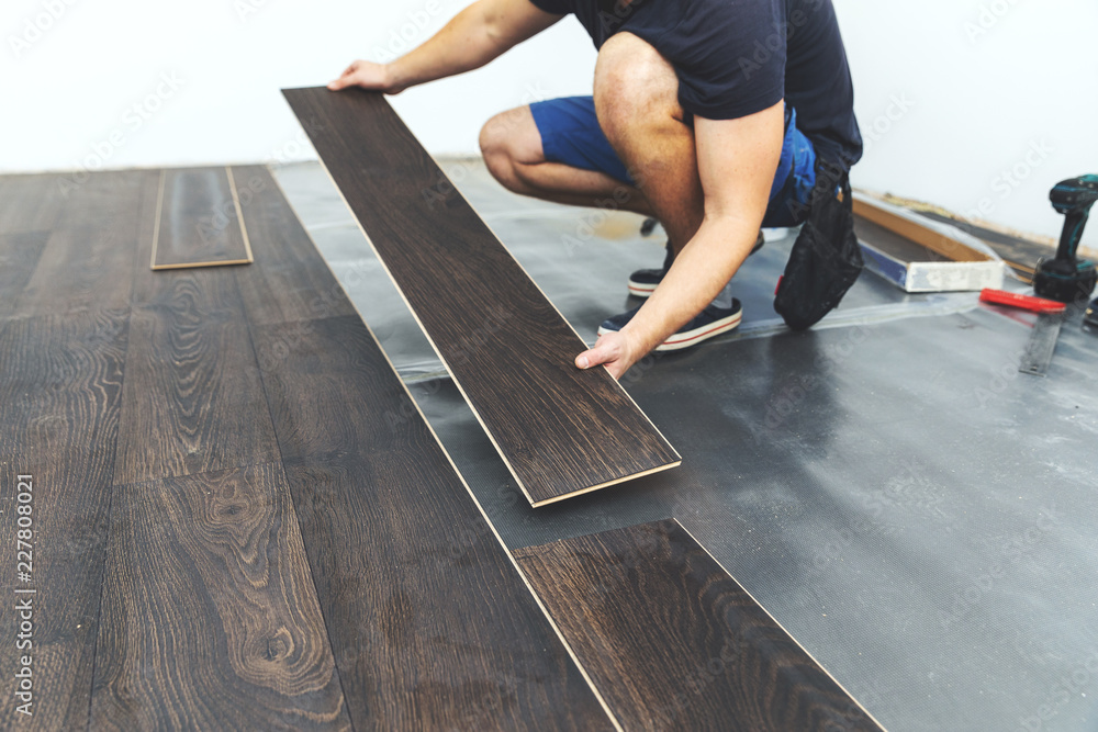 Foto laminate flooring - worker installing new floor