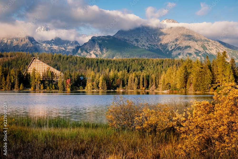 Fototapeta premium Shtrbske pleso (jezioro) jesienią. Słowacja Wysokie Tatry krajobraz.