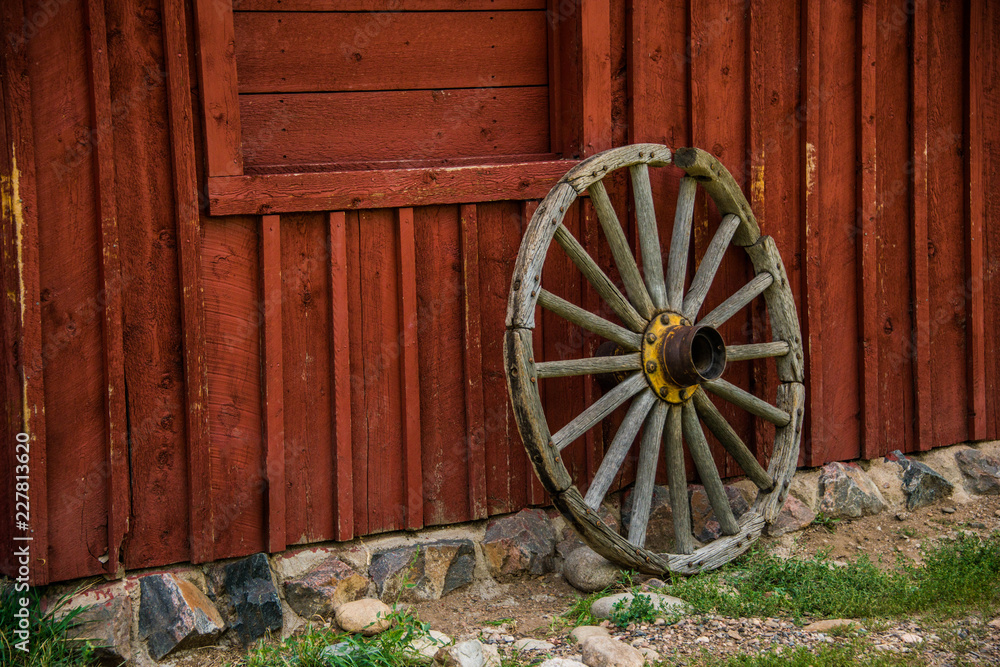 Obraz premium Wagon Wheel and Barn Wall