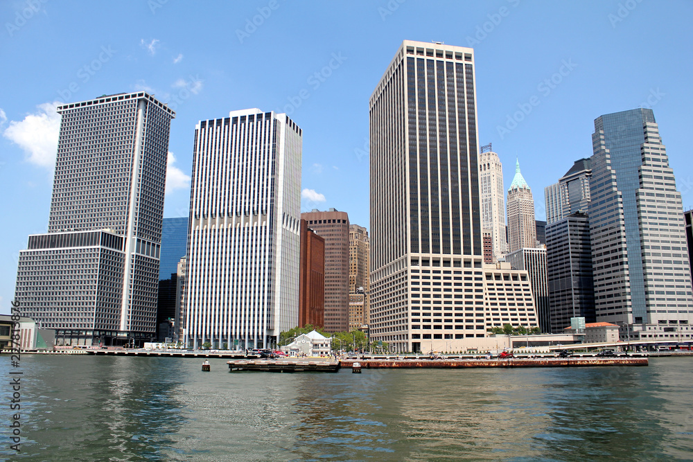Obraz premium Manhattan Skyline z Empire State Building nad rzeką Hudson, Nowy Jork, USA, 8 sierpnia 2017 r