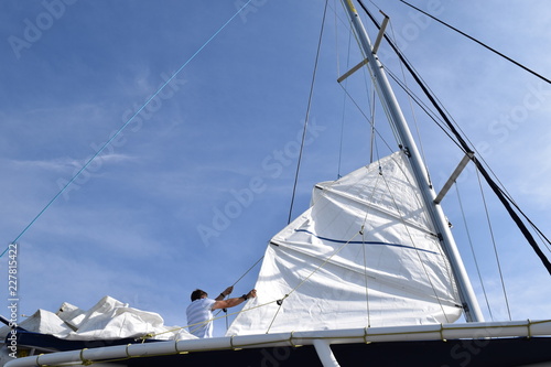 Levée des voiles sur un catamaran