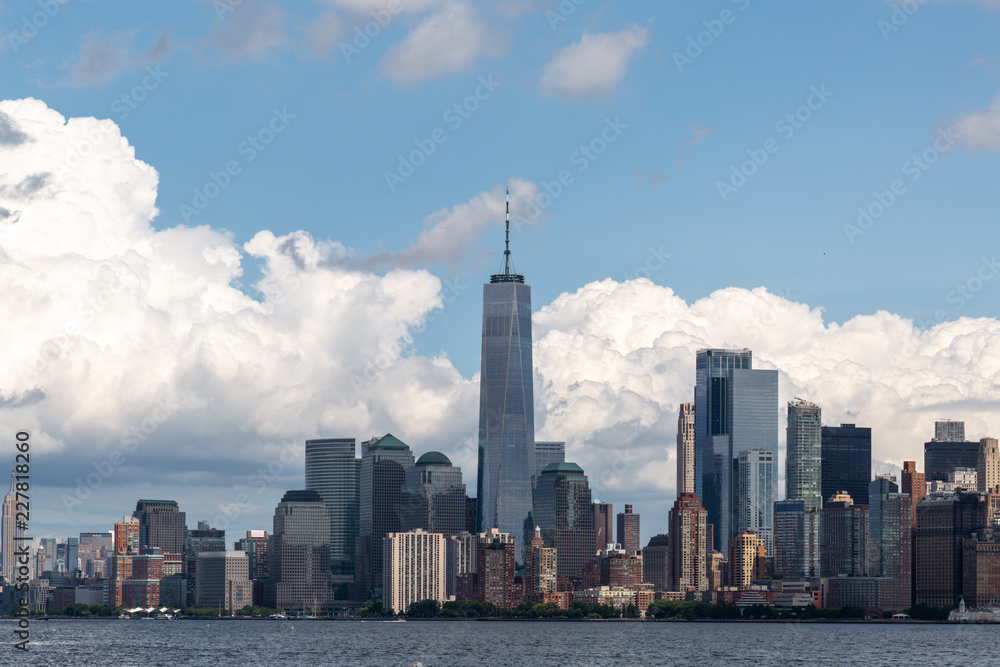 Obraz premium Nowy Jork / Usa - 22 sierpnia 2018: Wieżowce i budynki na Dolnym Manhattanie widok ze Statuy Wolności