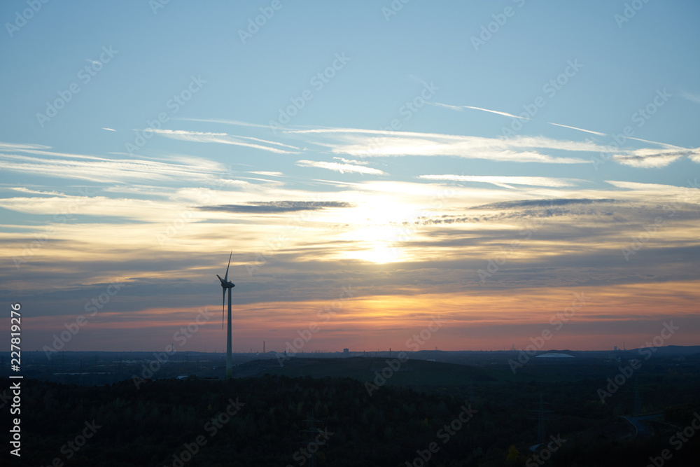 Windenergieanlage auf Halde Hoppenbruch im Abendlicht Windenergieanlage auf Halde Hoppenbruch im Abendlicht