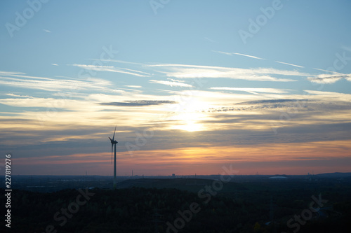 Windenergieanlage auf Halde Hoppenbruch im Abendlicht