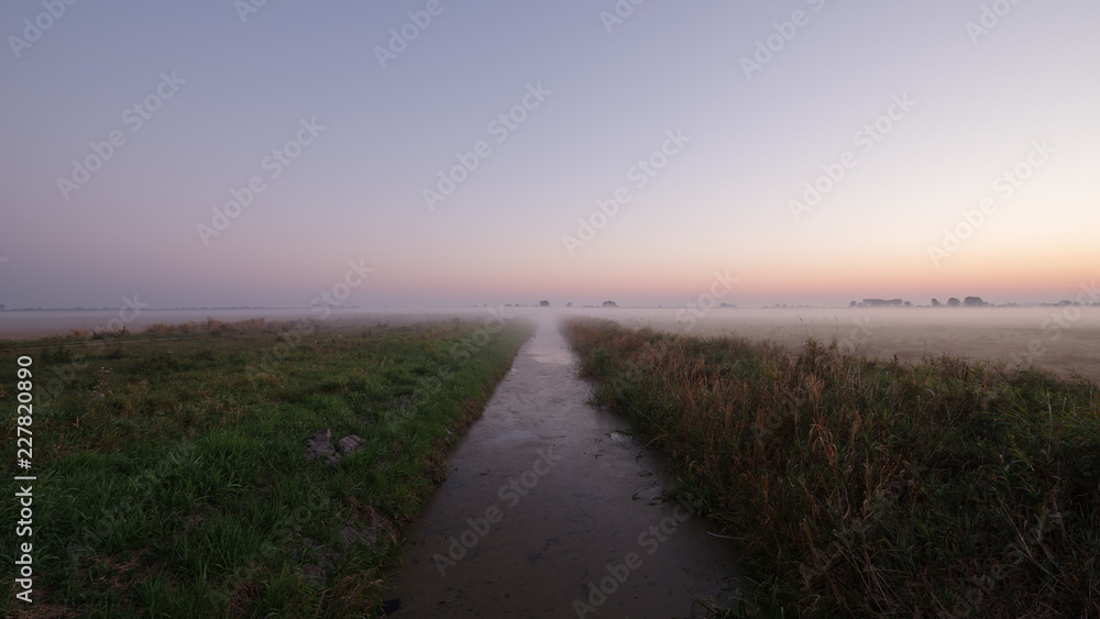 Fototapeta premium Kanały drenażowe przechodzą przez pola