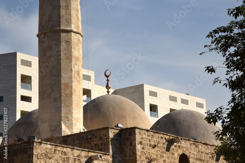 Moschee mit Kuppeln und Minarett vor modernen, weißen Kubushäusern in  Beirut photo