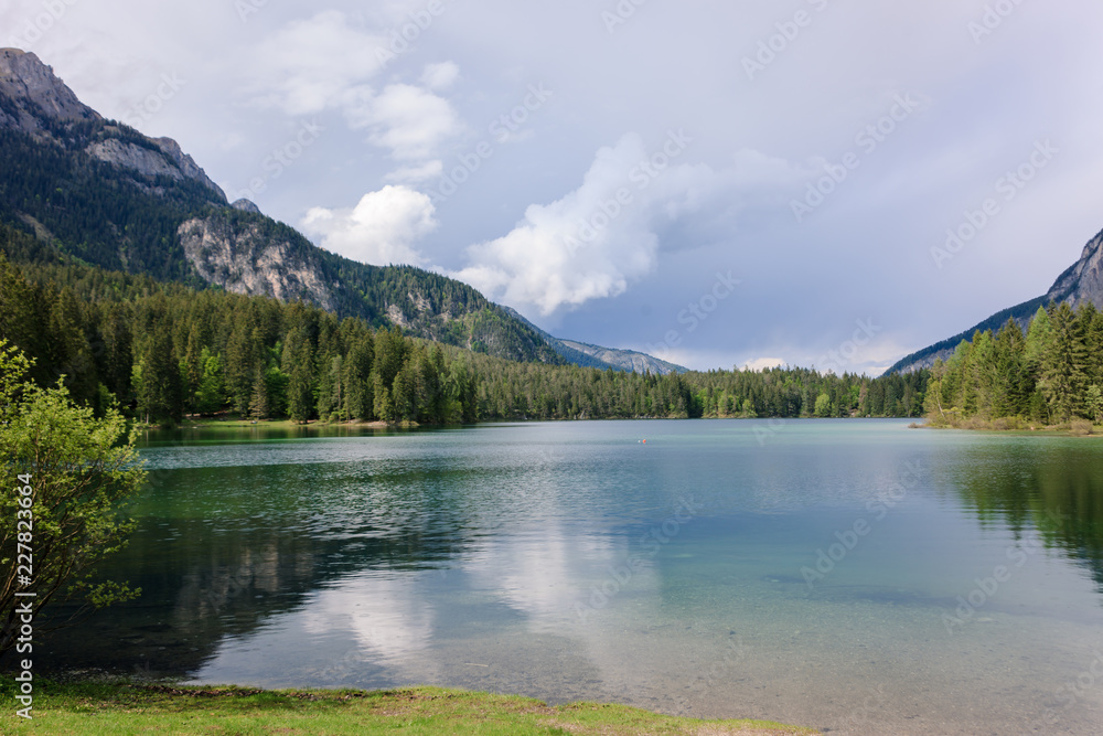Blick auf glasklaren Tovelsee Naturpark Impressionen Italien Lago di Tovel Blick auf glasklaren Tovelsee Naturpark Impressionen Italien Lago di Tovel