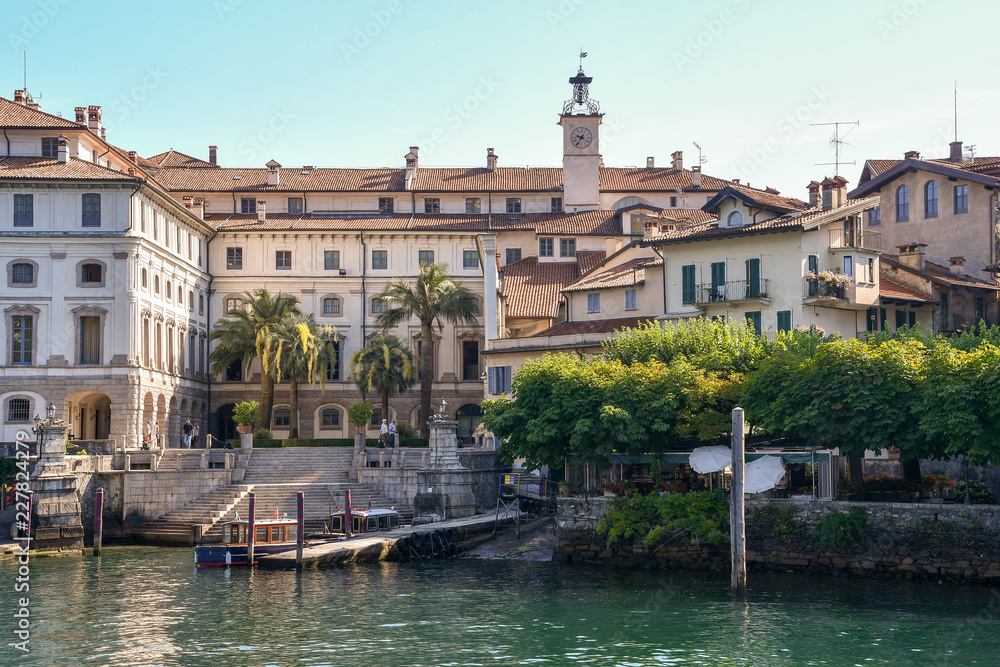 Veduta dal lago del porto dell'Isola Bella con cielo blu in estate, Lago Maggiore, Piemonte, Italia