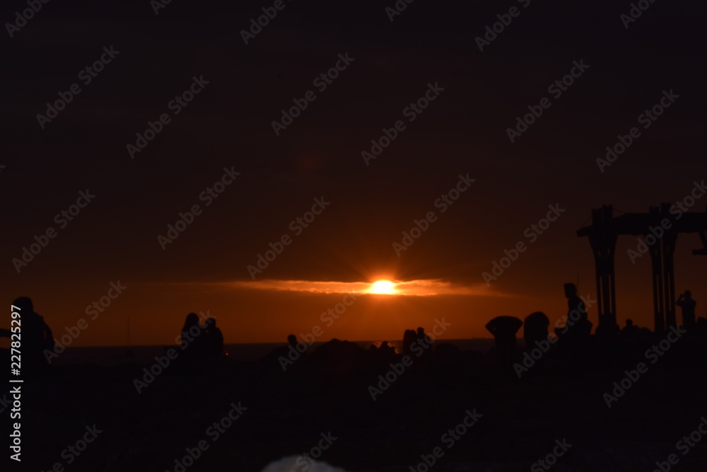 Naklejka premium silhouette of people at sunset