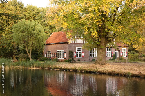Bild auf Leinwand Blick auf ein Nebengebäude des Wasserschlosses Heeze Castle in Heeze, einer Klei