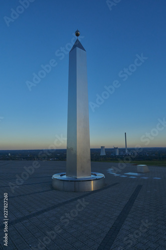 Sonnenuhr mit Obelisk als Stundenzeiger auf Halde Hohewardt photo