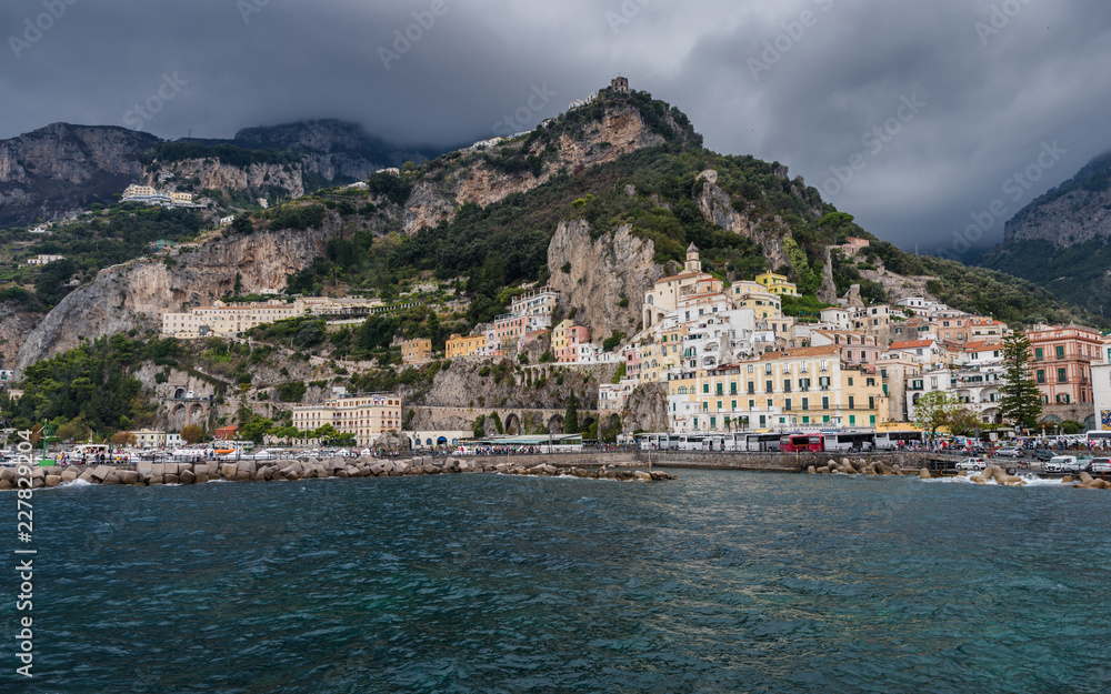 Gewitterwolken über Amalfi; Italien