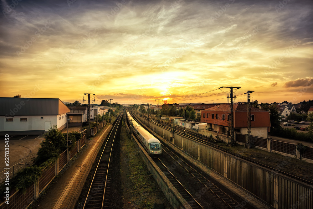 Zug im Sonnenuntergang Zug im Sonnenuntergang