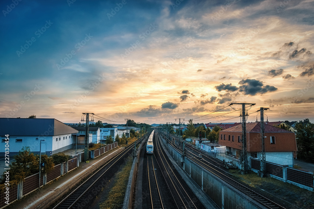 Zug im Sonnenuntergang