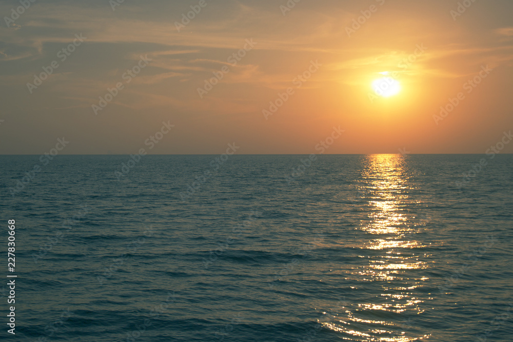 Obraz premium sonnenuntergang über dem meer