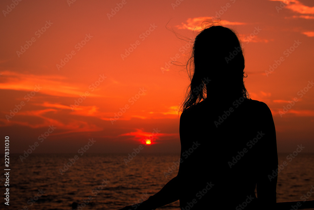 Zierliche Frau in der Abend Dämmerung in Thailland Paradies Zierliche Frau in der Abend Dämmerung in Thailland Paradies