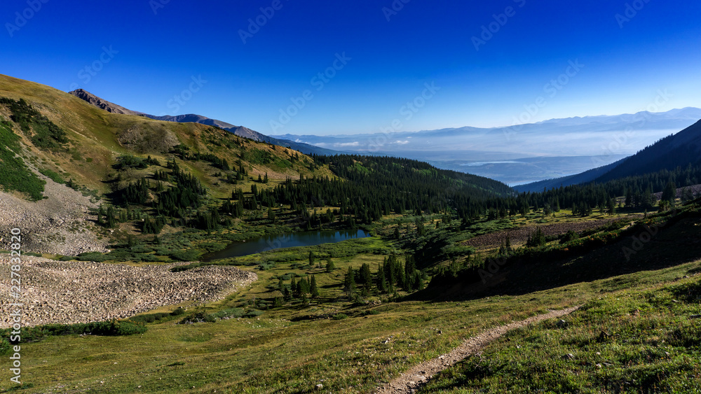 Naklejka premium landscape in the colorado mountains with alpine lake