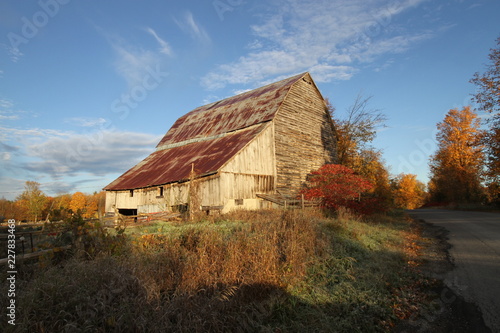 FALL TIME BARN.